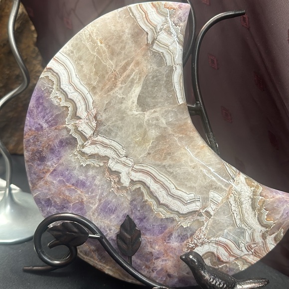 This dream amethyst mix Mexican crazy lace crescent moon is 1270 g 8”x 7 1/2” - Picture 3 of 3